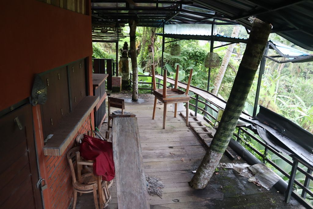 Suasana bangunan kafe tidak terurus yang berhadapan dengan tempat wisata sawah terasering di Kecamatan Tegallalang, Kabupaten Gianyar, Bali, Senin (21/3/2022). Pandemi selama dua tahun terakhir membuat banyak tempat usaha yang berhadapan langsung dengan destinasi andalan wisatawan itu gulung tikar.