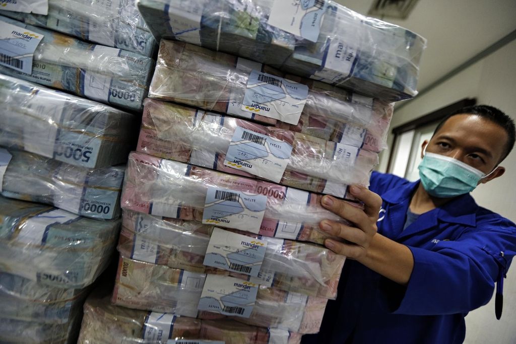 Petugas menyiapkan uang dari tempat penyimpanan uang Bank Mandiri di Plaza Mandiri, Jakarta, Rabu (3/8/2022) 