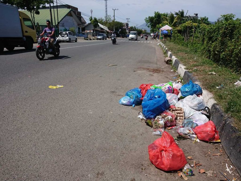Sampah dibuang di tepi jalan Syiah Kuala Banda Aceh, Provinsi Aceh, Jumat (20/5/2022). Produksi sampah rumah tangga mendominasi, tetapi pengelolaan sampah masih minim.