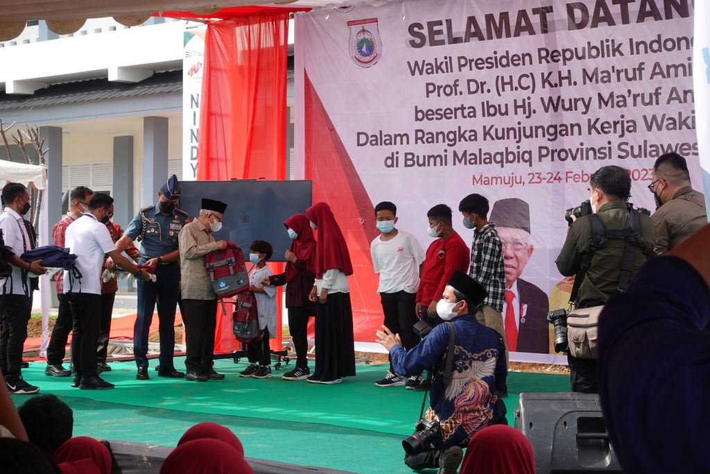 Wakil Presiden Ma'ruf Amin menyerahkan perlengkapan sekolah di sela peninjauan pembangunan pascagempa di Sekolah Menengah Kejuruan Negeri 1 Rangas Mamuju, Provinsi Sulawesi Barat, Kamis (23/2/2023).