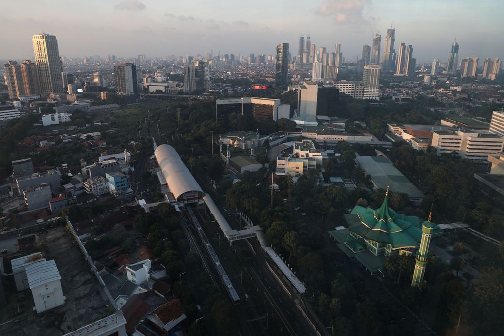 Lanskap Kota Jakarta dengan deretan gedung bertingkat, Rabu (26/5/2021). Sistem kerja dari rumah atau <i>work from home </i>yang diterapkan sejumlah instansi dan perusahaan selama pandemi Covid-19 membuat tingkat kekosongan gedung perkantoran di Jakarta meningkat. 
