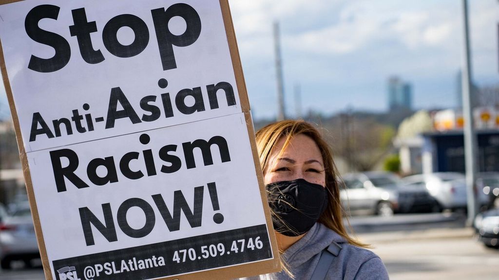 Lewat poster, mereka dengan tegas meminta agar praktik rasisme, khusus kepada warga keturunan Asia, dihentikan.