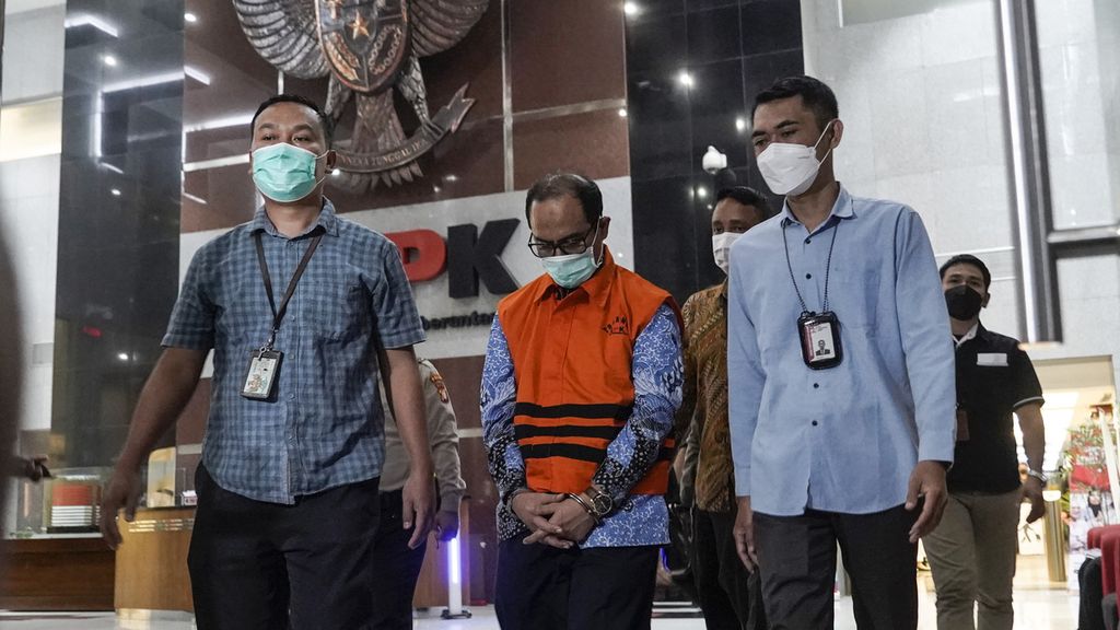 Hakim Agung Gazalba Saleh mengenakan rompi tahanan dan digiring petugas menuju mobil tahanan setelah diperiksa dan dinyatakan menjadi tersangka kasus suap di Komisi Pemberantasan Korupsi, Jakarta, Kamis (8/12/2022). 