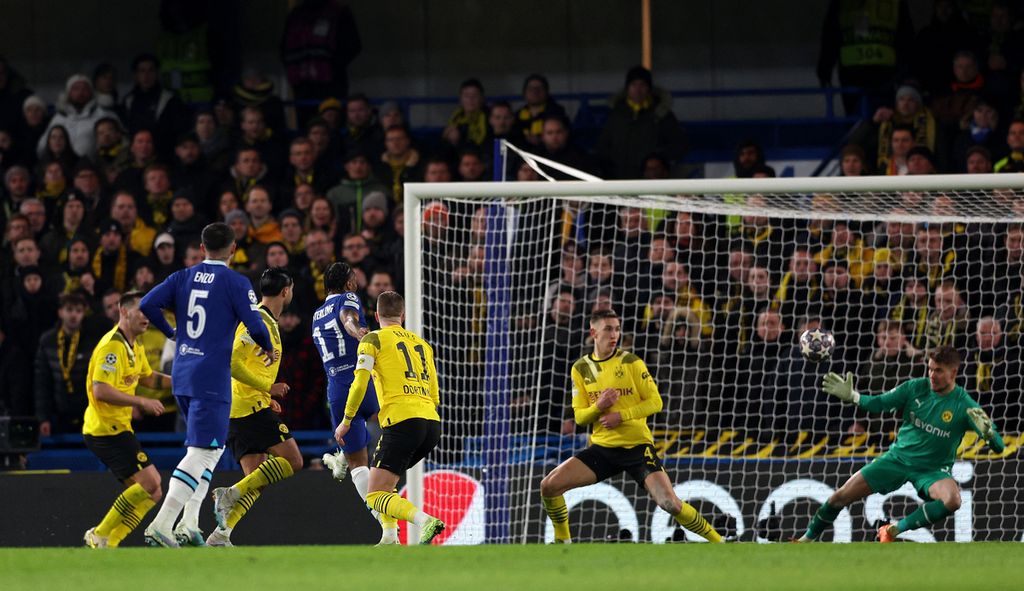 Penyerang Chelsea, Raheem Sterling (keempat kiri), mencetak gol pembuka timnya ke gawang Borrusia Dortmund pada laga <i>leg </i>kedua babak 16 besar di Stadion Stamford Bridge, London, Inggris, Rabu (8/3/2023) dini hari WIB. Chelsea menang 2-0 (agregat 2-1). 