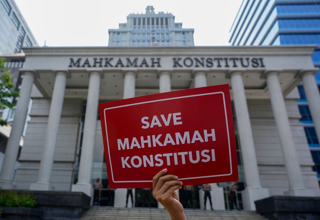 Poster yang dibawa aktivis Indonesia Corruption Watch (ICW) dan beberapa perwakilan elemen masyarakat yang tergabung dalam Masyarakat Madani ketika menggelar aksi seruan penyelamatan Mahkamah Konstitusi di halaman Gedung Mahkamah Konstitusi, Jakarta, Selasa (4/10/2022). 