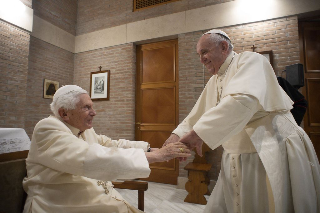 Foto yang diambil pada 28 November 2020 ini memperlihatkan Paus Fransiskus menyambut Paus Emeritus Benediktus XVI di sela-sela konsistori 13 kardinal baru di Vatikan.
