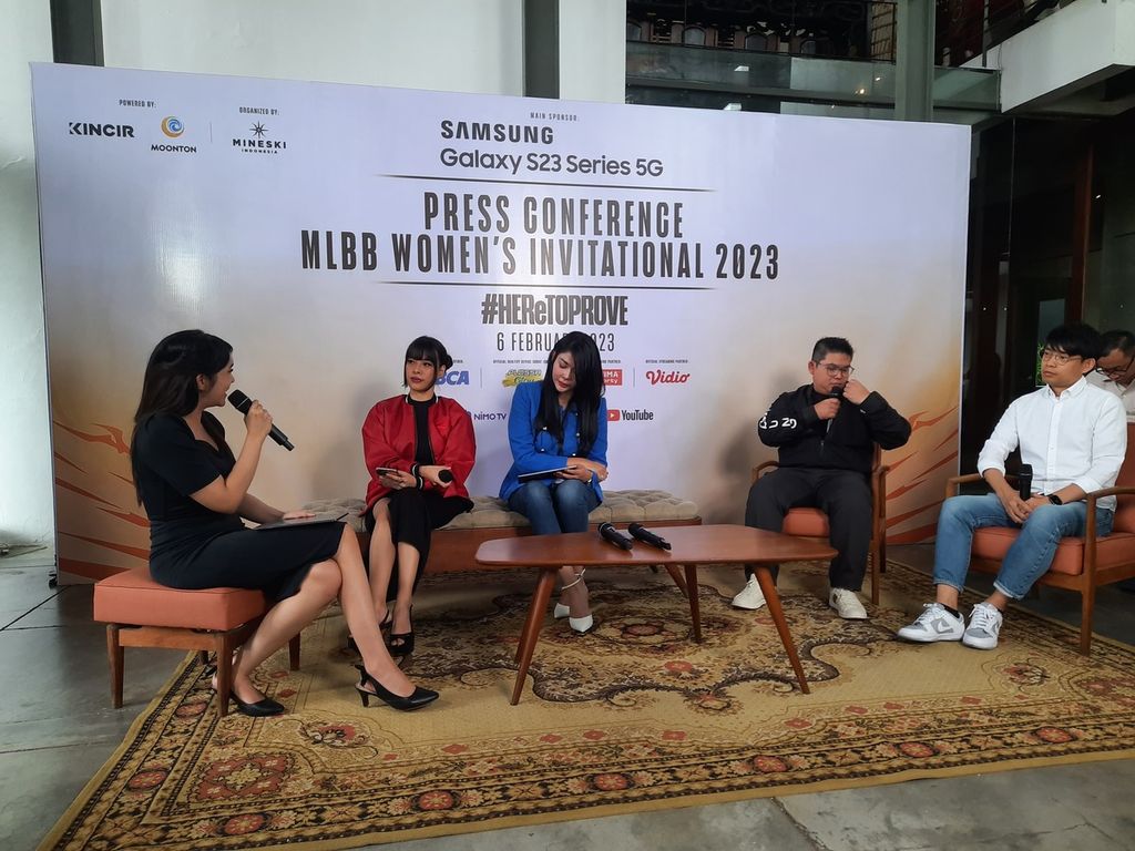 Konferensi Pers Mobile Legends: Bang Bang (MLBB) Woman's Invitational 2023 bertajuk "HEReTOPROVE" di Kemang, Jakarta Selatan, Senin (6/2/2023). Turnamen gim khusus untuk perempuan ini diharapkan dapat memberi peluang yang sama dengan para pemain laki-laki.