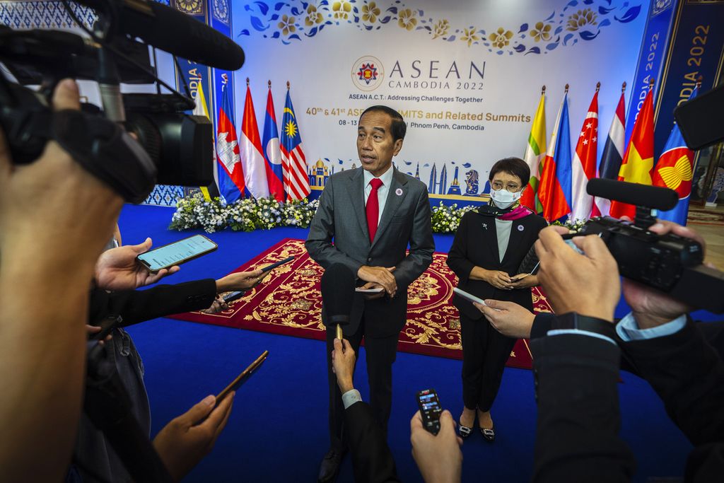Menteri Luar Negeri Retno LP Marsudi mendampingi Presiden Joko Widodo saat berbicara kepada awak media di ajang KTT ASEAN di Phnom Penh, Kamboja, Jumat (11/11/2022). 