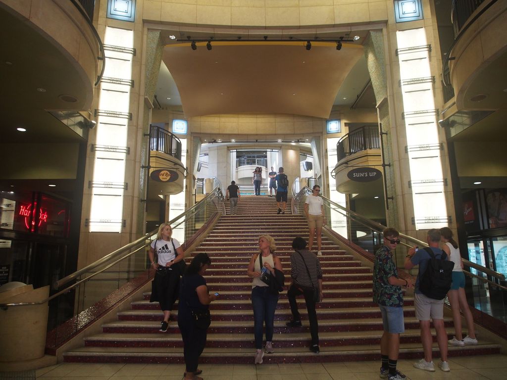Sejumlah wisatawan tengah berjalan dan berfoto di tangga masuk gedung Dolby Theatre, di Distrik Hollywood, Los Angeles California Amerika Serikat, Senin (29/8/2022). Dolby Theatre menjadi tempat penyelenggaraan penghargaan tahunan Piala Oscar. Salah satu pilar di gedung Dolby Theatre tertulis nama-nama film terbaik yang memenangkan penghargaan Piala Oscar setiap tahunnya.