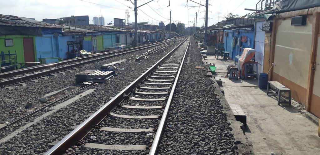 Lokasi tempat prostitusi ilegal yang berdiri di tepi rel kereta api, di Rawa Bebek, Jakarta Utara, pada Rabu (22/1/2020).