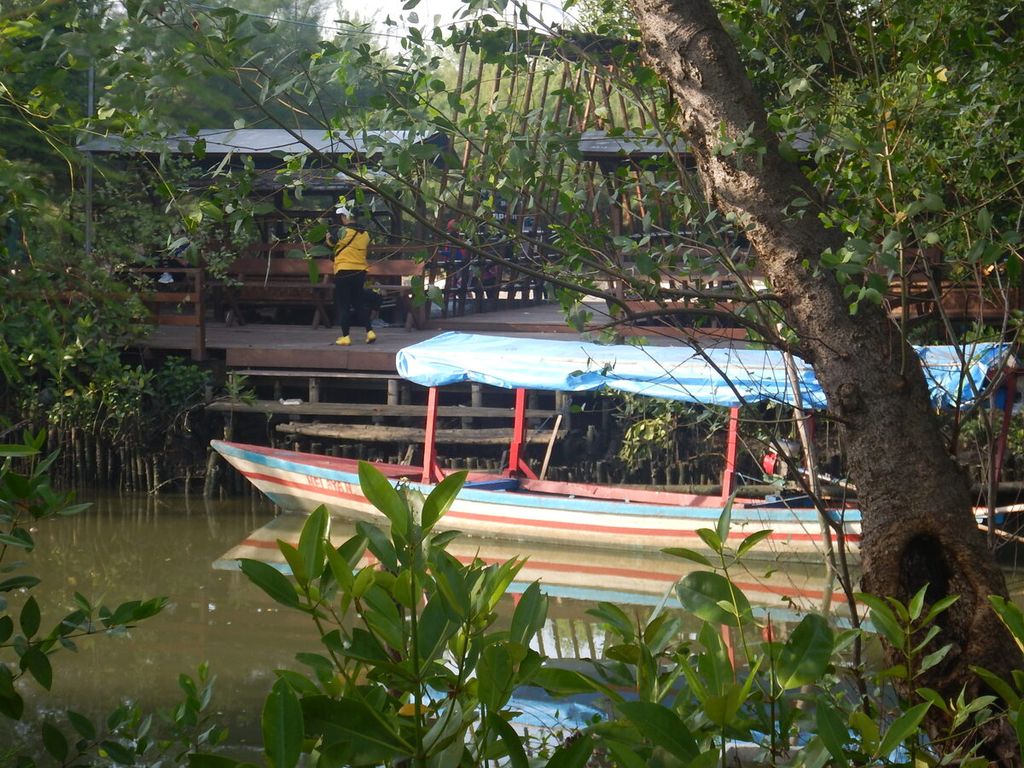 Pemerintah Kota Surabaya mengembangkan kawasan Ekowisata Mangrove Medokan Sawah dan Gunung Anyar seperti Minggu (26/7/2020) di areal seluas 27 hektar dengan menyediakan banyak tempat berfoto dan sarana bermain bagi anak-anak. Selain itu, juga ada perahu yang bisa disewa untuk berlayar ke tengah laut dengan biaya Rp 25.000 per orang (dewasa) dan Rp 15.000 (anak-anak).