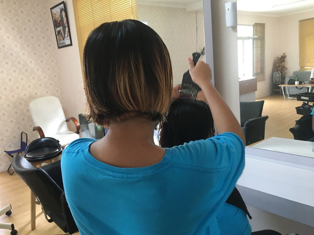 RV (17), salah satu anak yang menjalani rehabilitasi di Balai Rehabilitasi Anak Sentra Handayani Jakarta sedang mengikuti pelatihan salon pada Kamis (12/1/2023).