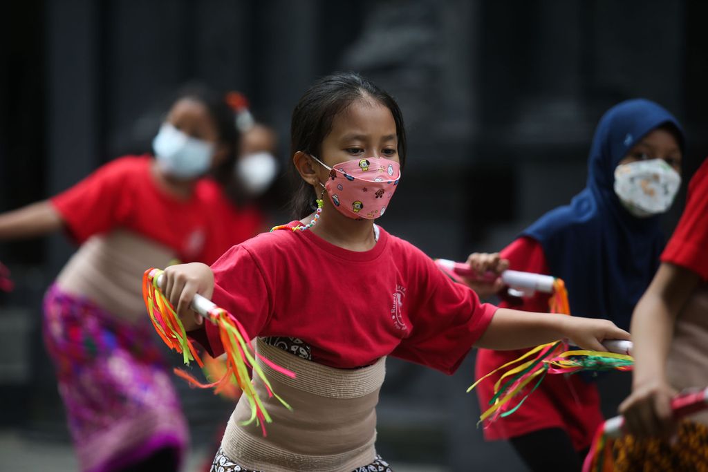 Anak-anak berlatih menari tradisional menggunakan panggung terbuka di Sanggar Tari Puspo Budoyo, Sawah Lama, Tangerang Selatan, Banten, Minggu (12/9/2021).