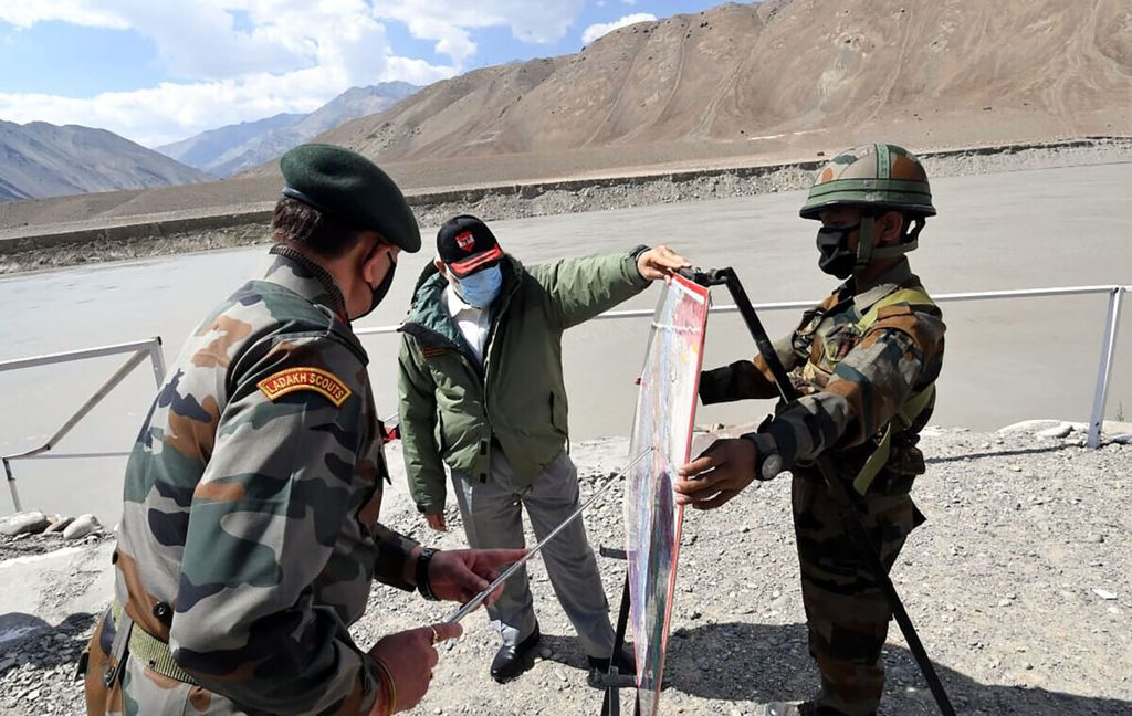 Dalam foto yang dibagikan Biro Informasi Pers India ini, Perdana Menteri India Narendra Modi berinteraksi dengan tentara selama kunjungan ke daerah Ladakh, India, Jumat, 3 Juli 2020.