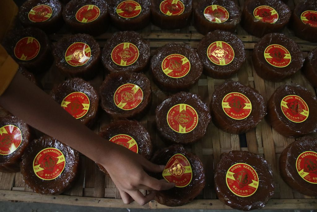 Beberapa kue keranjang dalam pengemasan di pabrik kue keranjang Tek Kie, Jalan Pajagalan, Kecamatan Astanaanyar, Kota Bandung, Jawa Barat, Selasa (17/1/2023).