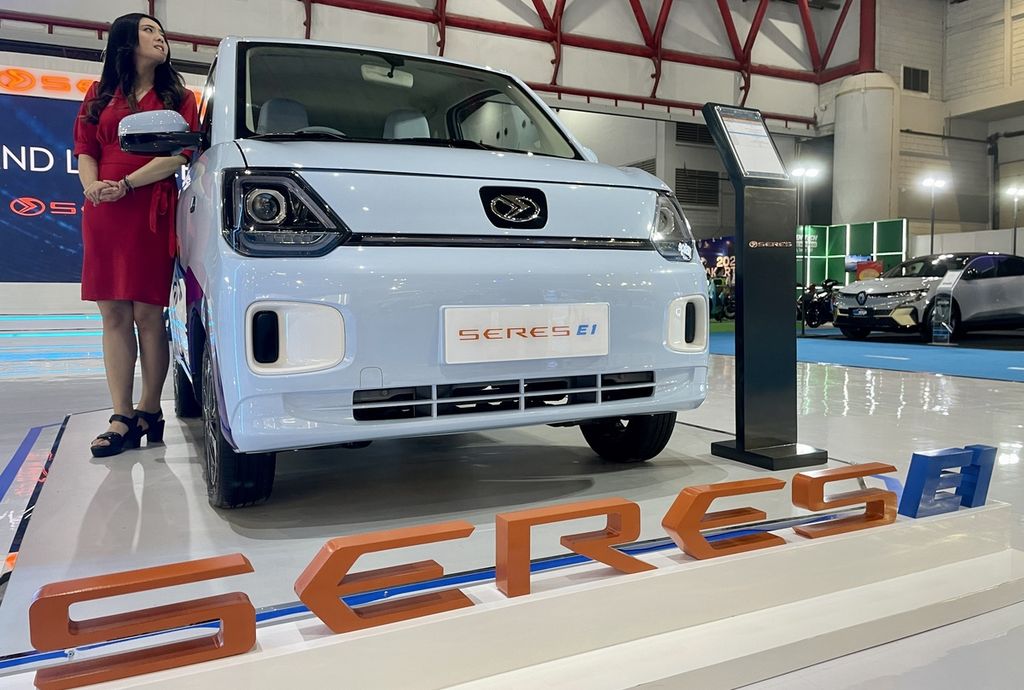 Mobil bermerek Seres E1 adalah salah satu mobil baru yang diperkenalkan di pameran Periklindo Electric Vehicle Show 2023 yang dibuka pada Rabu (17/5/2023) di JIExpo, Kemayoran, Jakarta. Seres E1 adalah lini mobil di bawah PT Sokonindo Automotive yang juga membawahkan merek DFSK.