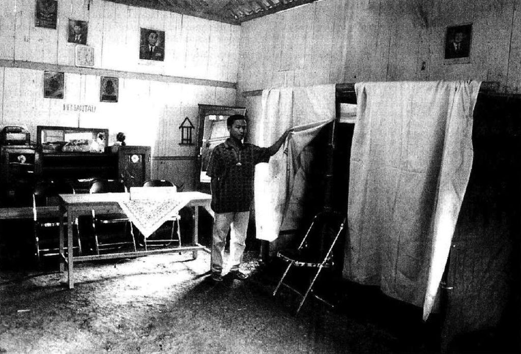 TPS RUANG TAMU — Ruang tamu di rumah Achmad Djufri Kepala Urusan Pemerintah Desa Tuntang, Salatiga (Jawa Tengah), dijadikan salah satu tempat pemungutan suara (TPS) pada Pemilu 1999, Senin (7/6) ini. Bilik suara dibuat sederhana dengan bambu dan ditutupi kain korden atau taplak meja yang dipinjam dari warga sekitar.