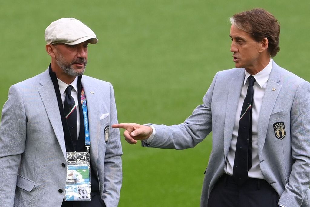 Arsip foto 26 Juni 2021 ini memperlihatkan pelatih timnas Italia Roberto Mancini (kanan) berdiskusi dengan penasihat timnas Gianluca Vialli sebelum laga babak 16 besar Piala Eropa 2020 antara Italia dan Australia di Stadion Wembley, London, Inggris.