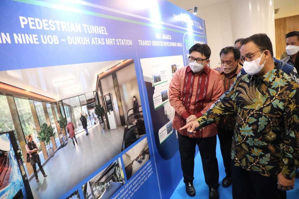 Gubernur DKI Jakarta Anies Baswedan (kiri) menghadiri acara TOD Forum sekaligus menandatangani Perjanjian Kerja Sama tentang Pembangunan Bangunan dan Fasilitas Interkoneksi Thamrin Nine UOB–Stasiun Dukuh Atas BNI di Jakarta, Kamis (7/7/2022).
