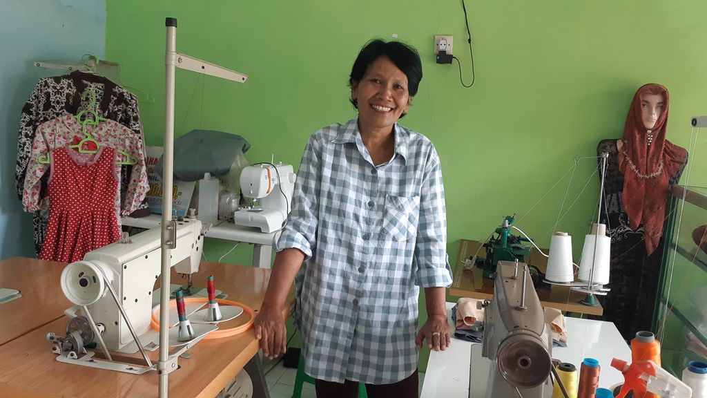 Ketua Kelompok Desa Peduli Buruh Migran Dukuh Dempok, Jember, Jumiatun menunjukkan mesin jahit yang digunakan oleh mantan pekerja migran untuk menjahit pakaian, Jumat (11/3/2022)
