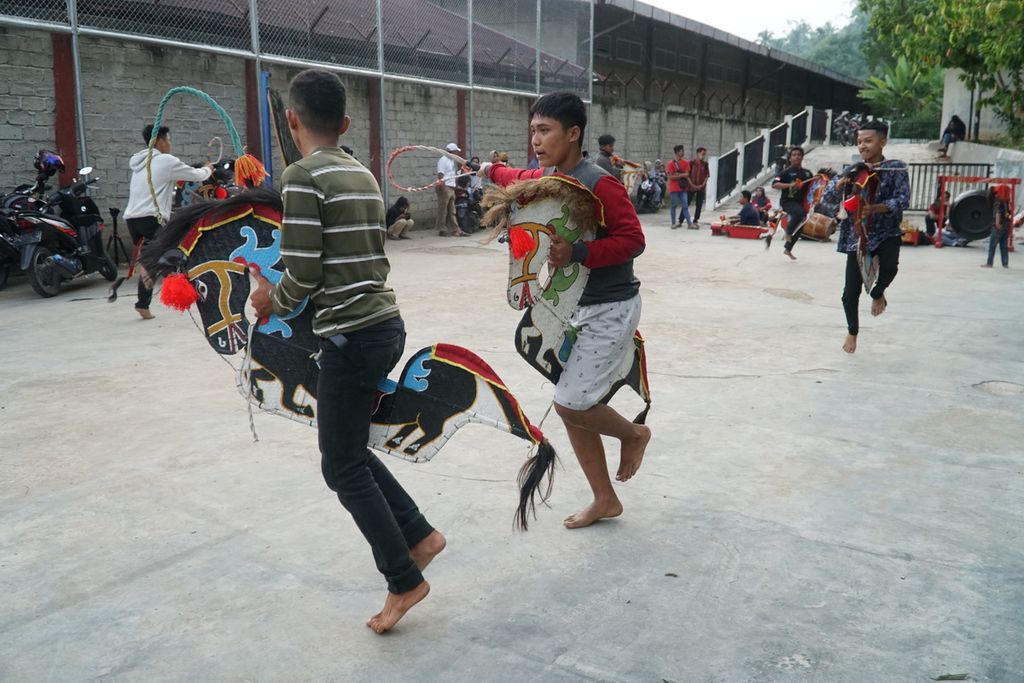 Anggota Kelompok Seni Jaranan Reog Subur Budoyo berlatih kesenian kuda kepang di Lapangan Bantingan, Kelurahan Saringan, Kecamatan Barangin, Kota Sawahlunto, Sumatera Barat, Sabtu (22/1/2022). 