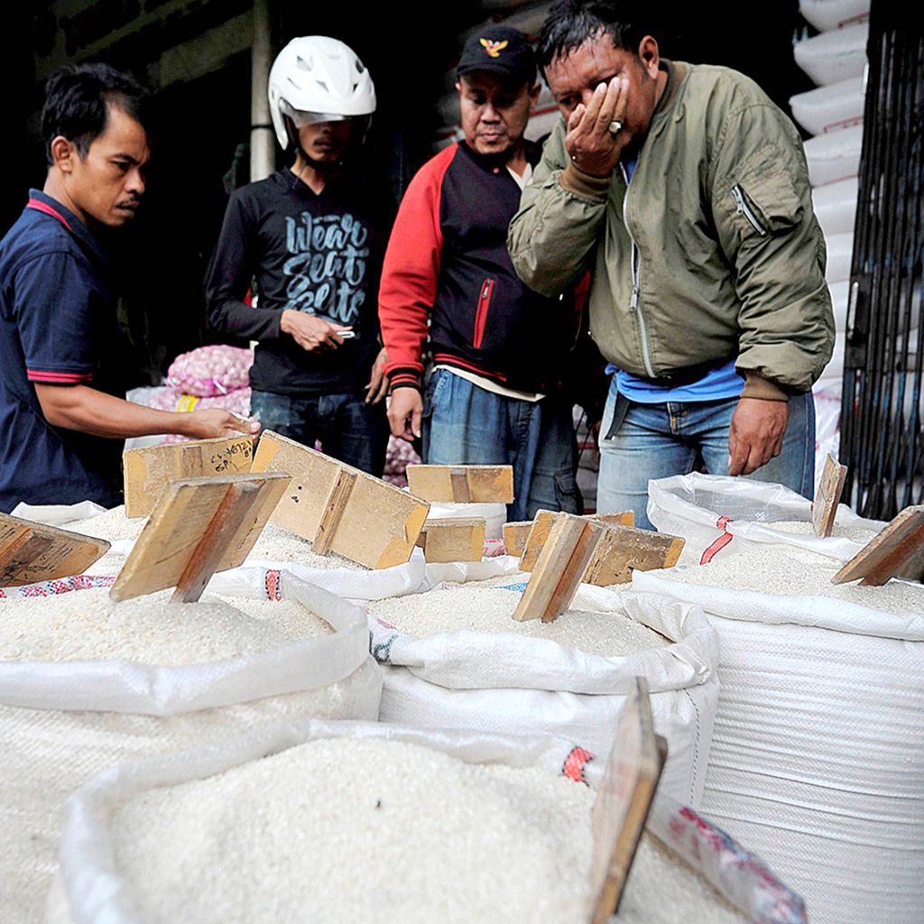 Consumers choose various types of rice at the Cipinang Rice Main Market, Jakarta, Monday (15/1/2019).