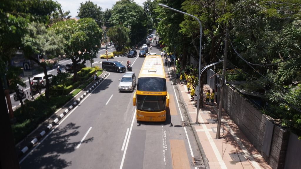 Suroboyo Bus Tumpuk (bus tingkat) melintasi Jalan Raya Darmo di Surabaya, Jawa Timur, Rabu (1/3/2023).