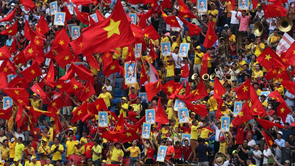Ratusan warga bernyanyi dan membawa sejumlah poster bergambar tokoh Ho Chi Minh di Stadion Thien Truong, Nam Dinh, Vietnam, untuk menyaksikan laga pertandingan sepak bola yang bertepatan dengan perayaan hari kelahiran tokoh tersebut, Kamis (19/5/2022). Ho Chi Minh merupakan tokoh negarawan besar yang berjasa besar bagi warga Vietnam sekaligus Presiden republik demokratik Vietnam yang pertama. Ho Chi Minh lahir pada 19 Mei 1890 di kota Saigon yang kini dikenal dengan nama Ho Chi Minh City. 