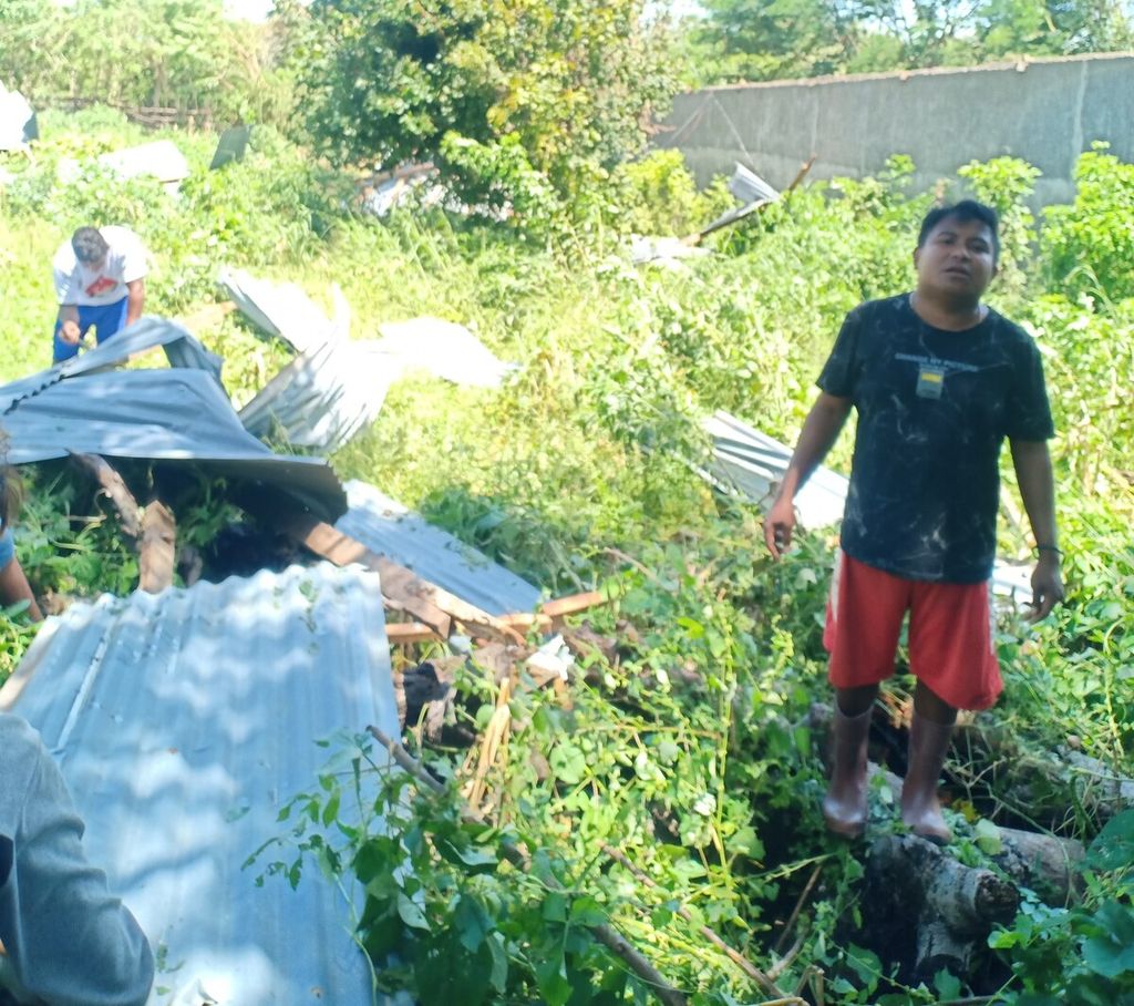 Semua atap seng salah satu rumah warga di Kabupaten Kupang terangkat dan diterbangkan badai Seroja sampai ke hutan.
