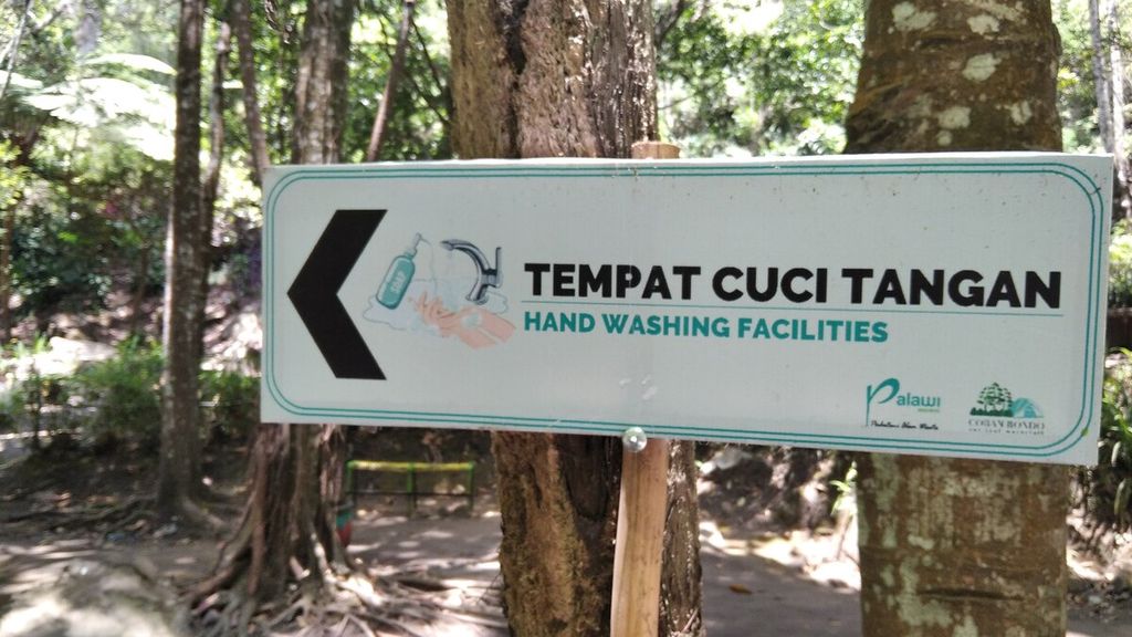 Sejumlah papan bertuliskan tempat cuci tangan terpasang di area obyek wisata air terjun Coban Rondo di Pujon, Kabupaten Malang, Jawa Timur, Sabtu (3/10/2020).
