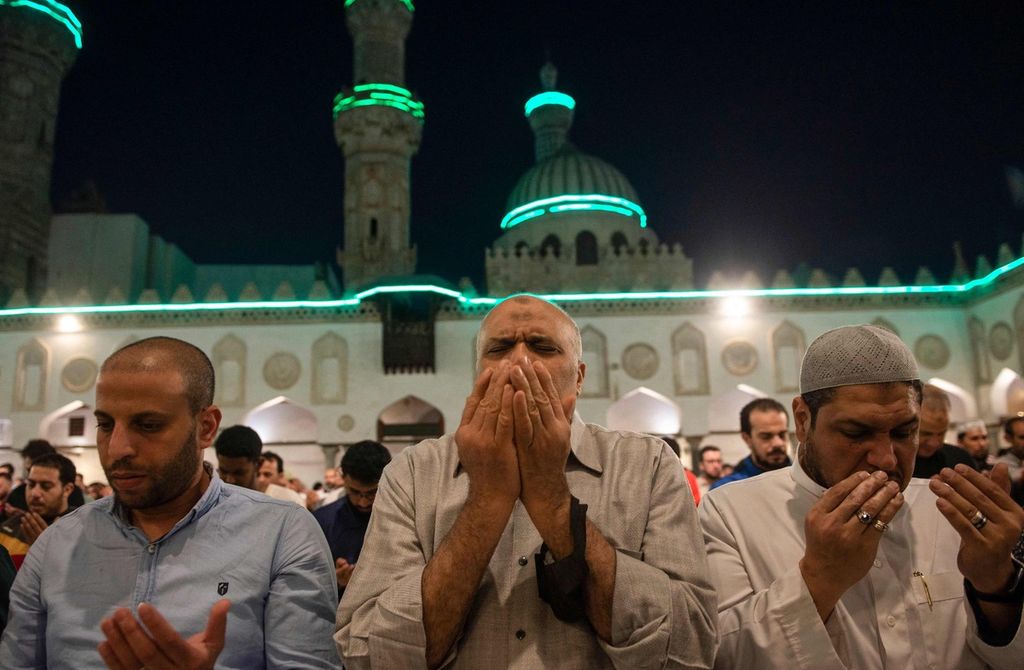 Warga Mesir menjalankan ibadah shalat dengan harapan memperoleh malam Lailatul Qadar pada 10 malam terakhir di bulan Ramadhan di Masjid Al-Azhar, Kairo, Mesir, 27 April 2022. 