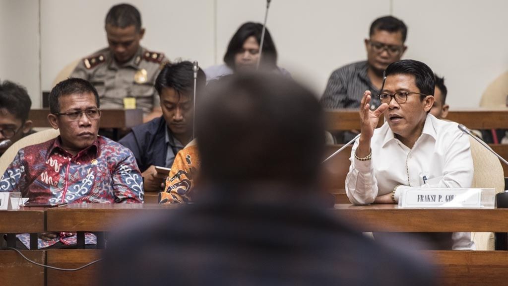 Anggota DPR dari Fraksi Partai Golkar, Mukhamad Misbakhun (kanan), di Kompleks Parlemen, Senayan, Jakarta, Senin (19/6/2017).