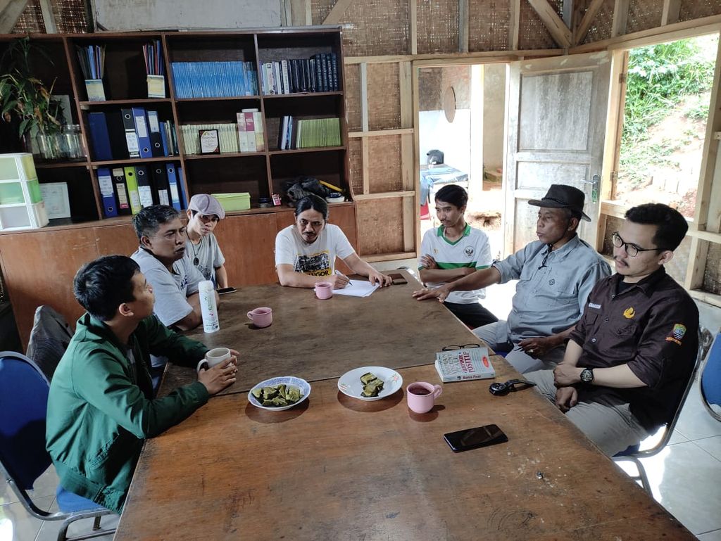 Juandi (tengah) memandu diskusi bersama sesama pengurus Perkumpulan Inisiatif dan mitra-mitranya di Jatinangor, Sumedang, Jawa Barat, Selasa (16/5/2023).
