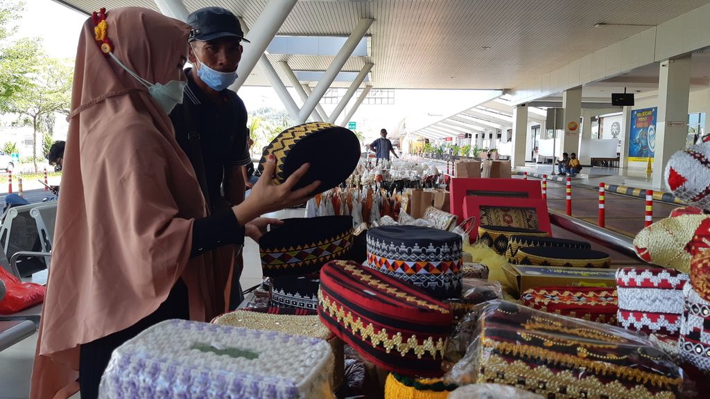 Pelaku UMKM di Lampung berjualan aneka produk makanan dan kerajinan tangan di Bandara Radin Inten II, Lampung Selatan, Senin (25/4/2022).