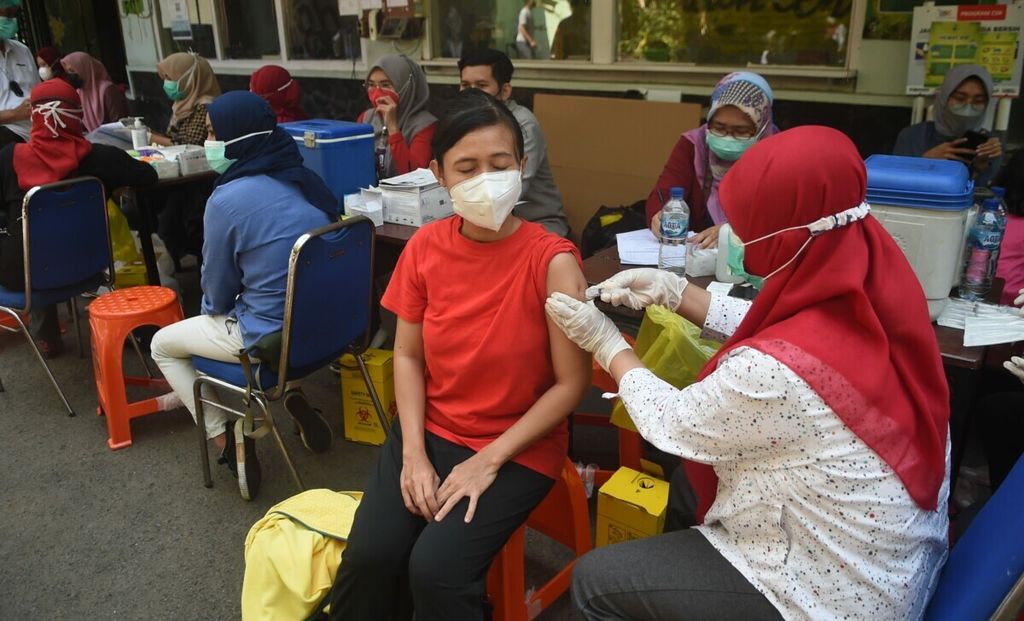 Pengunjung yang belum menerima vaksin Covid-19 divaksin di Kebun Binatang Surabaya, Jawa Timur, Minggu (3/10/2021). Pada hari tersebut, Kebun Binatang Surabaya kembali dibuka untuk umum. KBS dibuka pukul 08.00-16.00 dengan kapasitas 25 persen dari total kapasitas pengunjung atau sekitar 2.000 orang. Bagi pengunjung yang belum divaksin disediakan juga vaksin sebanyak 1.000 dosis.