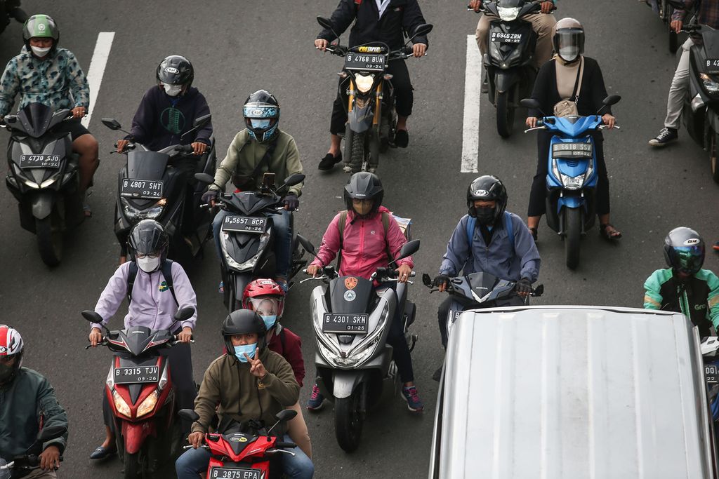 Kepadatan lalu lintas di Jalan TB Simatupang, Jakarta Selatan, Kamis (28/4/2022). 