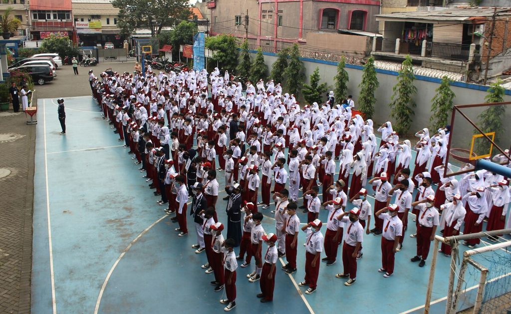 Ratusan siswa Sekolah Menengah Pertama 16 Jakarta mengikuti masa pengenalan lingkungan sekolah (MPLS), Senin (11/07/2022). Sekolah itu memulai pembelajaran tatap muka (PTM) 100 persen dengan menerapkan protokol kesehatan.
