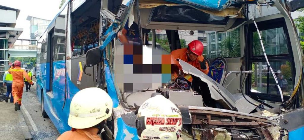 Tim Dinas Pemadam Kebakaran dan Penyelamatan DKI Jakarta mengevakuasi sopir korban kecelakaan dua bus Transjakarta di Jalan Letnan Jendral MT Haryono, Jatinegara, Jakarta Timur, Senin (25/10/2021) pagi.