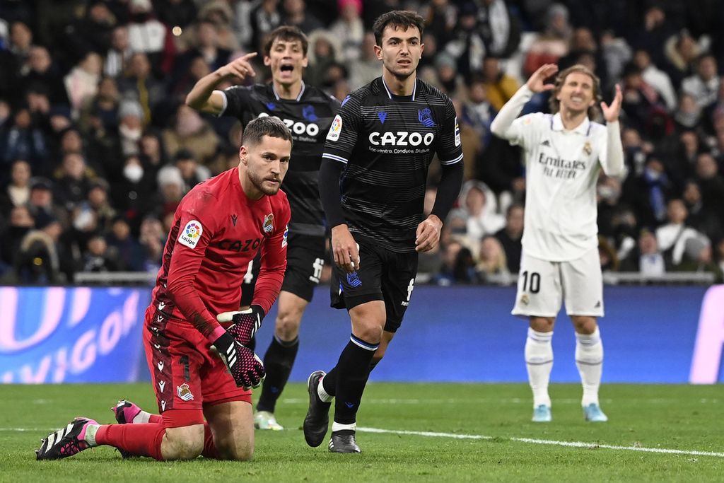 Ekspresi kiper Real Sociedad Alex Remiro (kiri) usai mengagalkan serangan Real Madrid pada laga Liga Spanyol di Stadion Santiago Bernabeu, Madrid, Minggu (29/1/2023). Laga berakhir imbang 0-0.