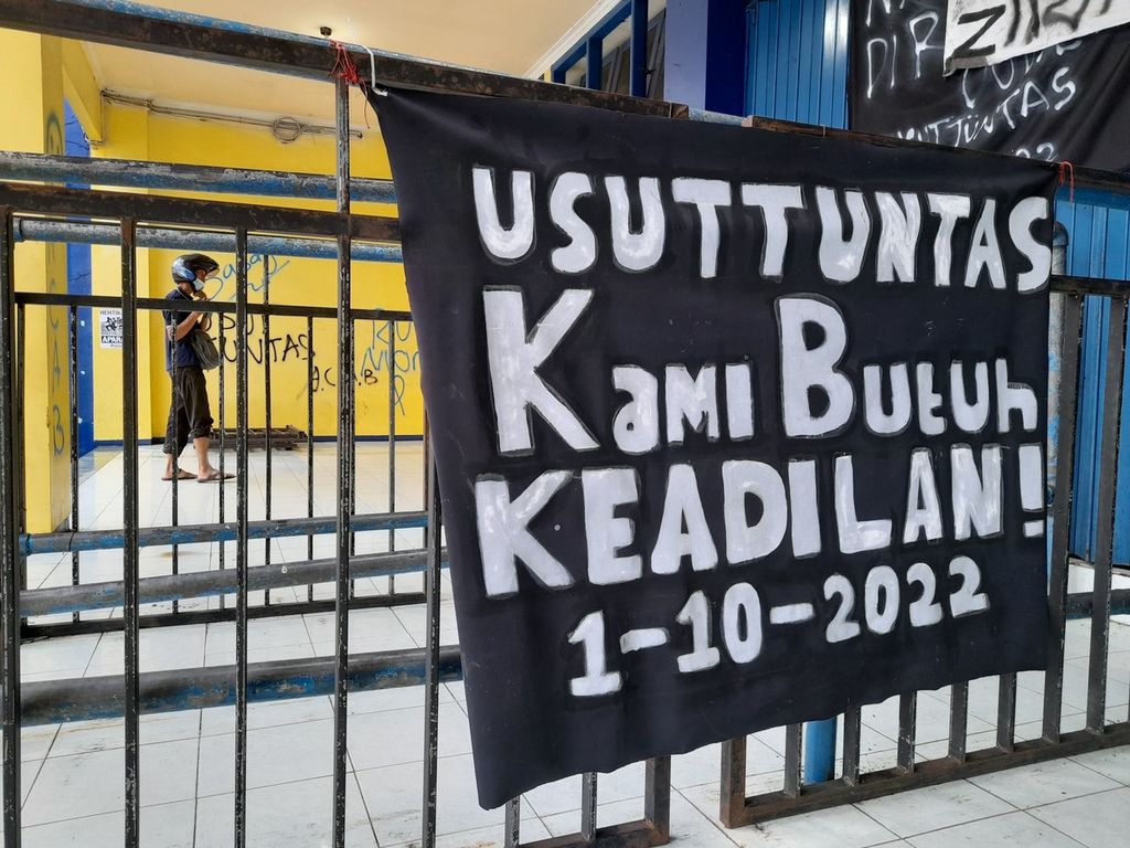 Spanduk bernada tuntutan untuk mengusut tuntas Tragedi Kanjuruhan masih terpampang di sejumlah titik di area Stadion Kanjuruhan, Malang, Jawa Timur, sebagaimana diabadikan pada Kamis (20/10/2022) atau 20 hari pascatragedi yang menewaskan ratusan suporter Arema itu.