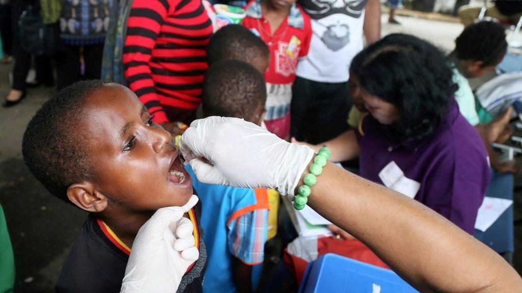 Anak-anak diberikan vaksin polio di posko induk tanggap darurat, Sentani, Papua, Selasa (19/3/2019). Pemberian vaksin polio ini untuk mencegah penyebaran virus polio yang saat ini tengah mewabah di Papua Niugini. Pemberian vaksin polio sengaja dilakukan di pengungsian untuk memudahkan pencegahan, terutama untuk anak-anak yang belum divaksin.