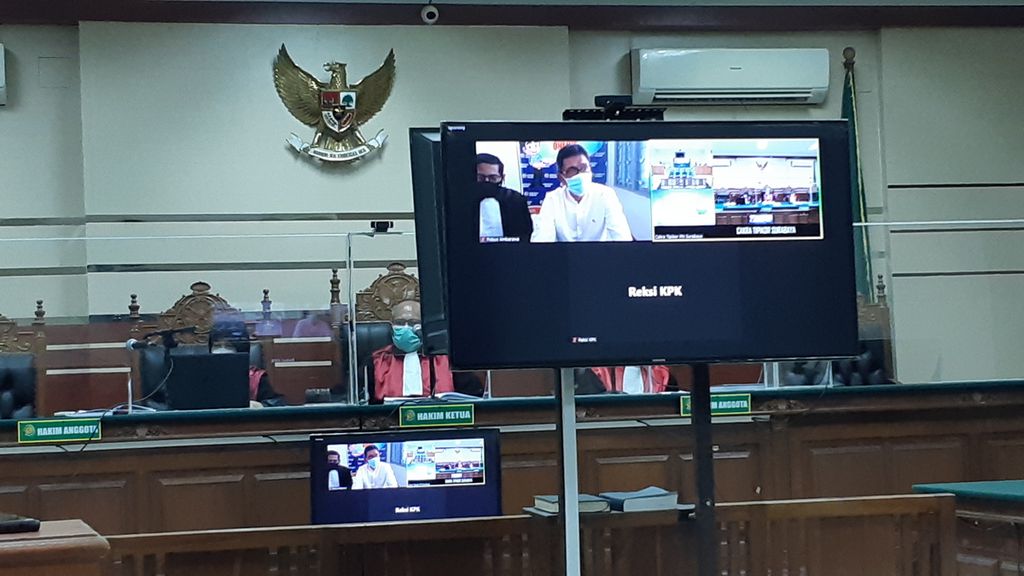 Mantan Wali Kota Batu Eddy Rumpoko saat sidang di Pengadilan Tipikor Surabaya, Kamis (14/4/2022). Eddy didakwa menerima gratifikasi sebesar Rp 46 miliar selama menjabat.