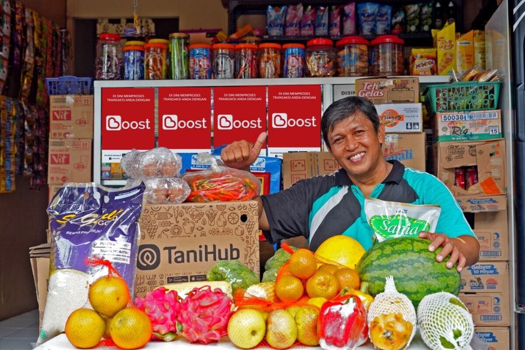 Pak Nana, salah satu mitra penjual Boost di Bekasi, Jawa Barat, berdagang sayur dan buah-buahan. Dia memanfaatkan aplikasi BoostPenjual untuk memesan bahan pangan dari Tanihub untuk dijual kembali.