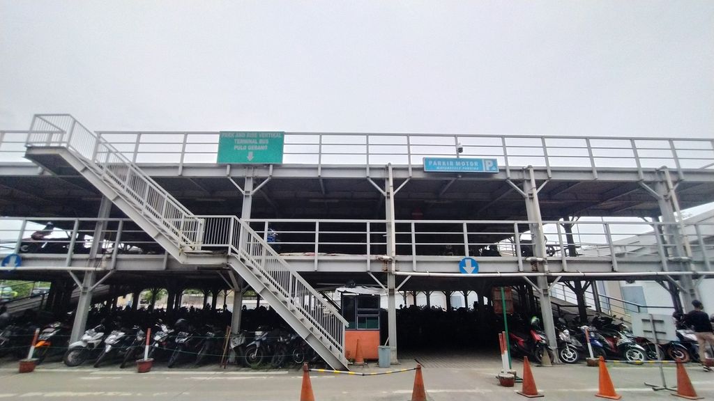 Kantong parkir Terminal Terpadu Pulogebang, Jakarta Timur, Jumat (18/11/2022).