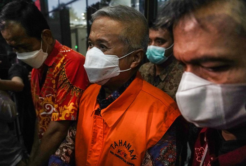 Hakim Agung Sudrajad Dimyati mengenakan rompi oranye dan digiring menuju mobil tahanan setelah menjalani pemeriksaan di Komisi Pemberantasan Korupsi, Jakarta, Jumat (23/9/2022). 