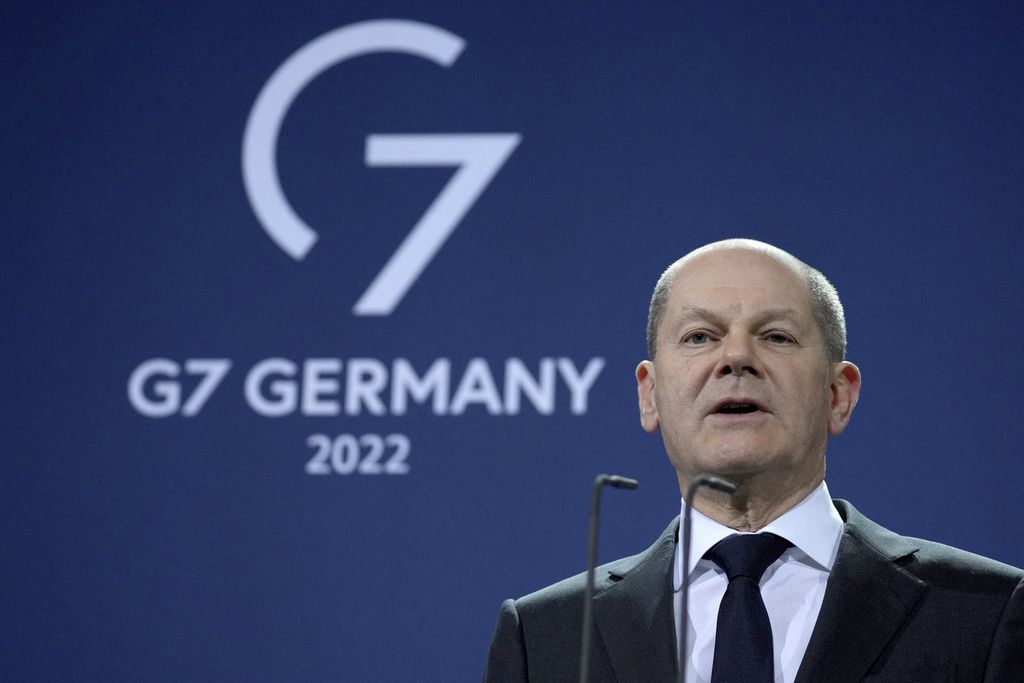 Kanselir Jerman Olaf Scholz saat berbicara pada konferensi pers soal Presidensi Jerman di Kelompok Negara-Negara G7 di Berlin, Jumat (21/1). Scholz dan pemerintahannya saat ini berada dalam tekanan karena sikapnya yang ambigu atas situasi di Ukraina. 