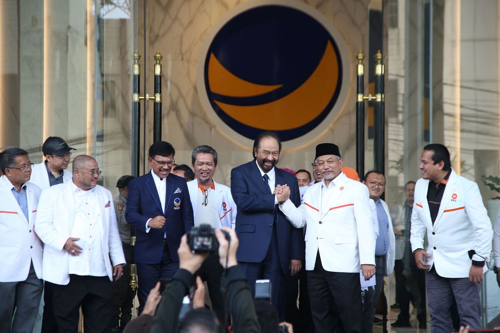Ketua Umum Partai Nasdem Surya Paloh (tiga dari kanan) bersama Presiden Partai Keadilan Sejahtera (PKS) Ahmad Syaikhu (dua dari kanan) usai pertemuan di Kantor DPP Partai Nasdem, Jakarta, Rabu (22/6/2022). Kedua partai menyamakan persepsi dan frekuensi untuk menjajaki koalisi dalam Pemilu 2024. Pertemuan berlangsung selama sekitar dua jam.