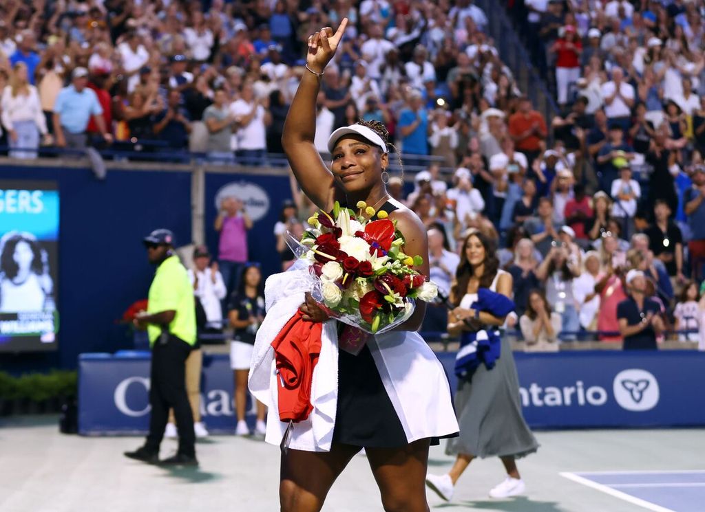 Petenis AS Serena Williams melambaikan tangan ke penonton saat meninggalkan lapangan seusai memberikan kata perpisahan kepada penonton di Toronto karena akan segera pensiun. Serena melakukannya seusai laga babak kedua WTA Toronto, Kamis (11/8/2022) pagi WIB di Stadion Sobeys, Toronto, Ontario, Kanada. 