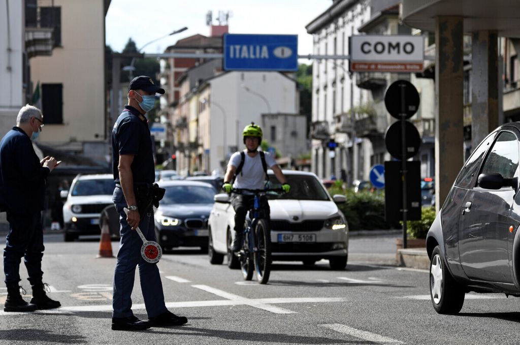 Polisi Italia berjaga-jaga di perbatasan Italia-Swiss pada 15 Juni 2020. 