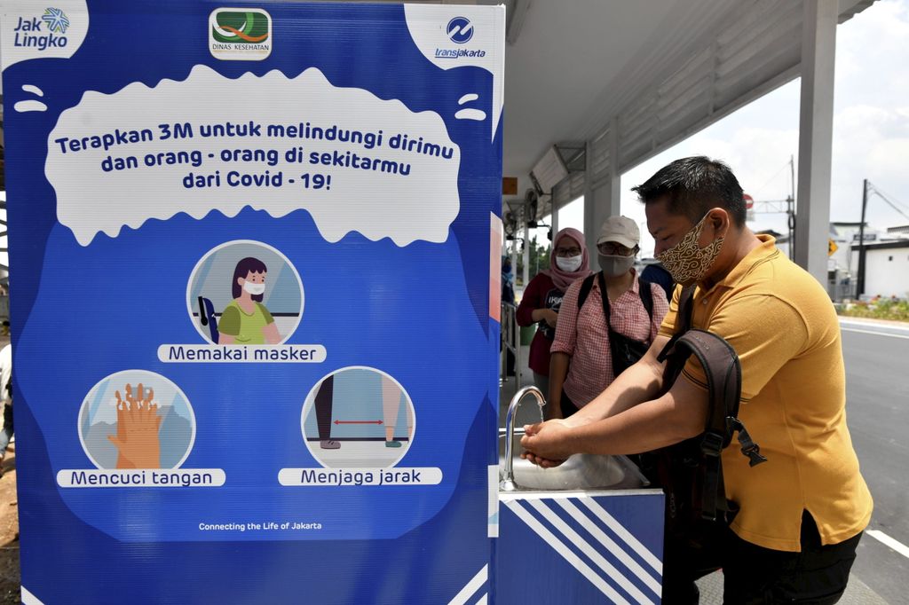 Penumpang memanfaatkan fasilitas cuci tangan setelah turun dari bus di Halte Transjakarta Senen, Jakarta Pusat, Selasa (3/11/2020). Pengguna transportasi umum yang disiplin menerapkan protokol kesehatan pencegahan penularan Covid-19 turut berkontribusi dalam menekan penambahan kasus baru Covid-19.